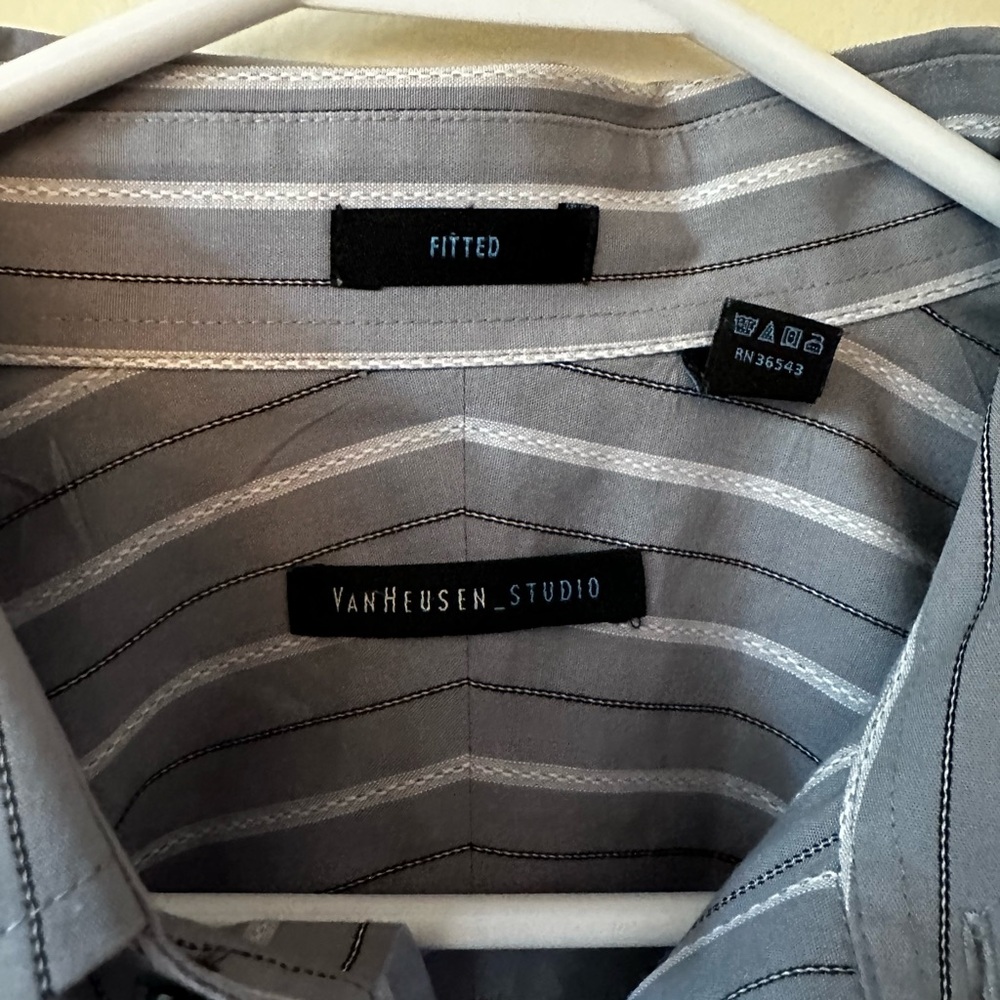 Van Heusen button down - Picture 3 of 4